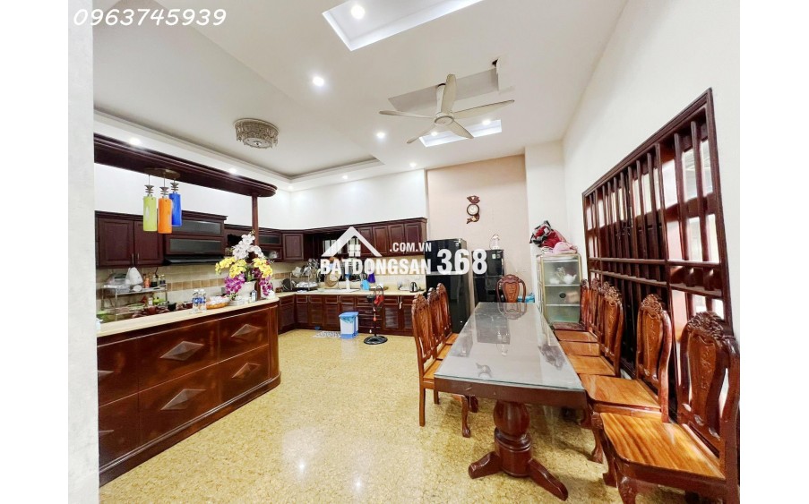 Biệt Thự Đã Hoàn Công 242m2, Ngang 12m, 3 Tầng, Dĩ An, Giá 8.2 Tỷ